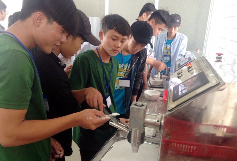 Cùng học sinh Trường Bùi Thị Xuân (Phan Thiết) “học thử” để chọn nghề